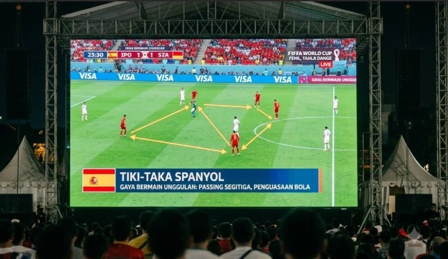 Warga Semarang antusias melihat layar raksasa yang menampilkan taktik kolektif tiki-taka Spanyol saat acara nobar Final Piala Dunia Spanyol vs Argentina.