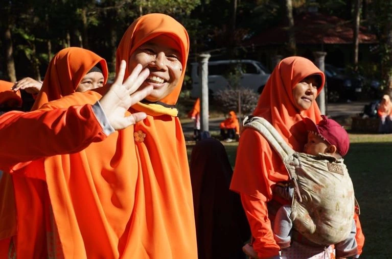 Ibu-ibu peserta Latansa PKS tersenyum ceria sambil menggendong bayi, mematahkan pesimisme isu childfree dan menunjukkan kuatnya peran perempuan serta kesehatan mental ibu muda.
